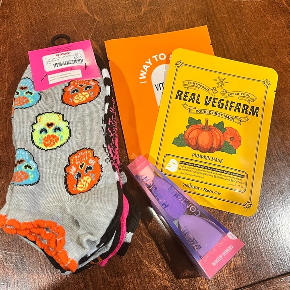 🎃🕷️Halloween bundle🎃🕷️ Betsy Johnson socks, face mask - Picture 4 of 5